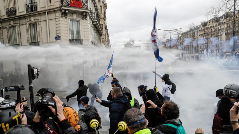 Paris: Am Samstagmorgen versucht die Polizei, Demonstranten der Gelbwesten-Bewegung mit Wasserwerfern auseinander zu treiben.