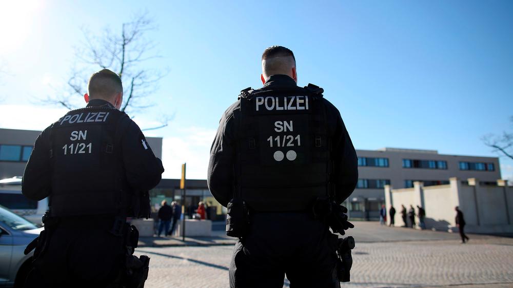 Chemnitz: In Sachsen ist Anklage gegen einen Justizbeamten erhoben worden, der nach dem gewaltsamen Tod eines Deutschen in Chemnitz einen Haftbefehl per Handy fotografiert und an Dritte weitergegeben haben soll. 