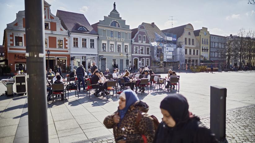 Vietnamesen in Ostdeutschland: Bis heute leben deutlich mehr Vietnamesen im Osten (1,6 pro 1.000 Einwohner) als im Westen (0,8 pro 1.000 Einwohner). Cottbus zählt zu den Städten mit den meisten Vietnamesen pro Einwohner.