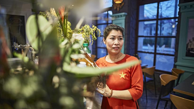 Vietnamesen in Ostdeutschland: Nguyễns Frau Phạm Thị Kiên Oanh kam ein Jahr vor ihm als Vertragsarbeiterin in die DDR. Sie führt ein vietnamesisches Restaurant.