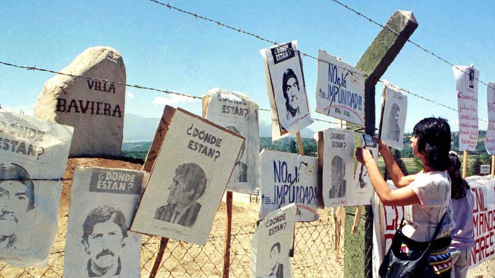 Chile: Am Zaun um das Gelände der Colonia Dignidad hängen Fotos von Vermissten.  