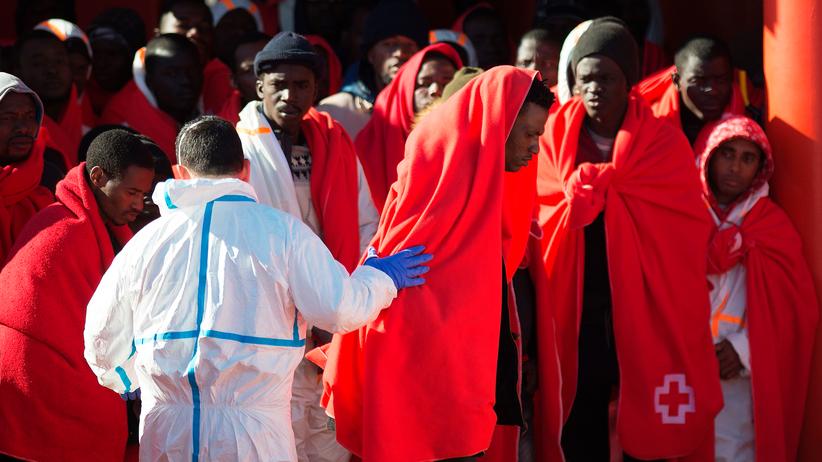 Seenot: Migrantinnen und Migranten erreichen den Hafen von Malaga in Spanien (Archiv).