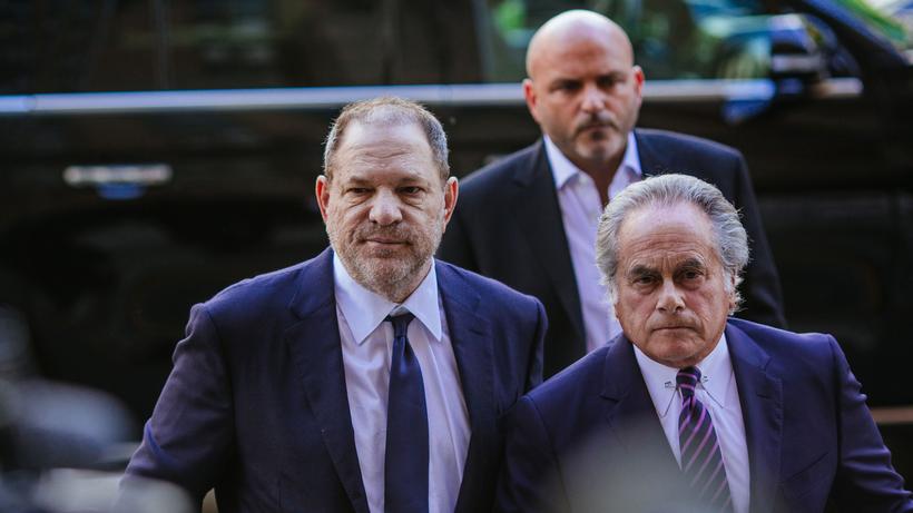 Sexueller Missbrauch: Harvey Weinstein (l.) bei einem Gerichtstermin 2018 in New York, neben ihm sein Anwalt Benjamin Brafman