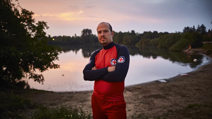 Flüchtlinge in Deutschland: Ahmad A., 34, aus Syrien hat eine eigene Wohnung gefunden. Er hat Schwimmen gelernt und engagiert sich bei der Wasserwacht des Roten Kreuzes, er ist Rettungsschwimmer. Seit einem Jahr ist er in einer Berliner Softwarefirma angestellt. Nun hofft er auf den Nachzug seiner Frau – einer Kasachin, die er während seines Informatikstudiums in Indien kennengelernt hat – und des Sohnes. Die beiden leben in Kasachstan.