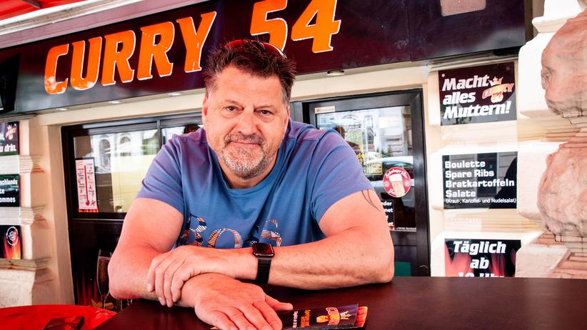 "Wenn hier jemand Frauen blöd anmacht oder sogar meine Mitarbeiter, dann handele ich", sagt Olaf Bernhardt. Und Probleme machten eben vor allem die Flüchtlinge. 