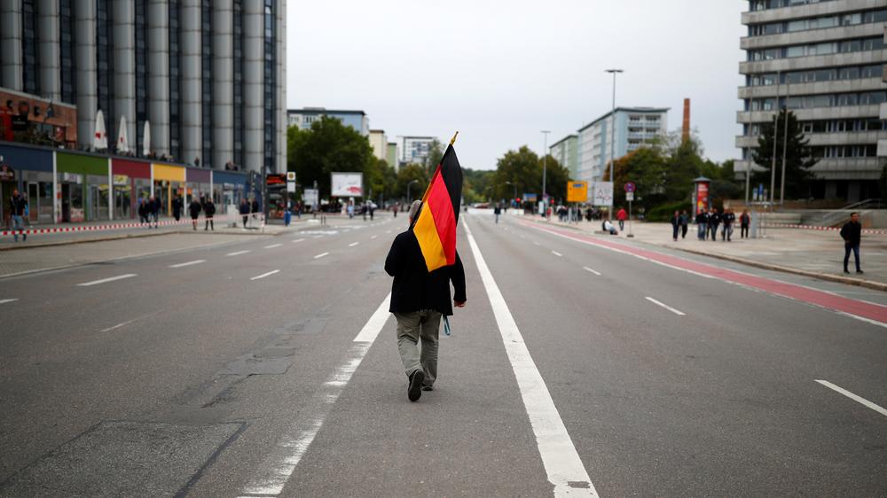 Landtagswahlen: Ein Demonstrant läuft durch Chemnitz. Im Sommer 2018 war es nach dem Tod eines Mannes bei einer Messerstecherei zu gewaltsamen rassistischen Ausschreitungen gekommen.