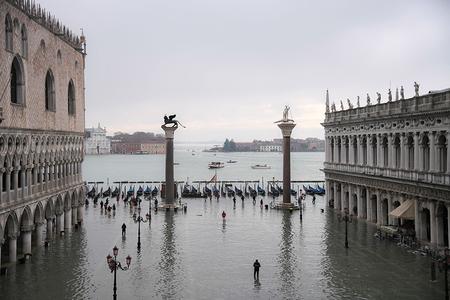 Venedig Markusplatz Wegen Hochwassers Vollgesperrt Zeit Online