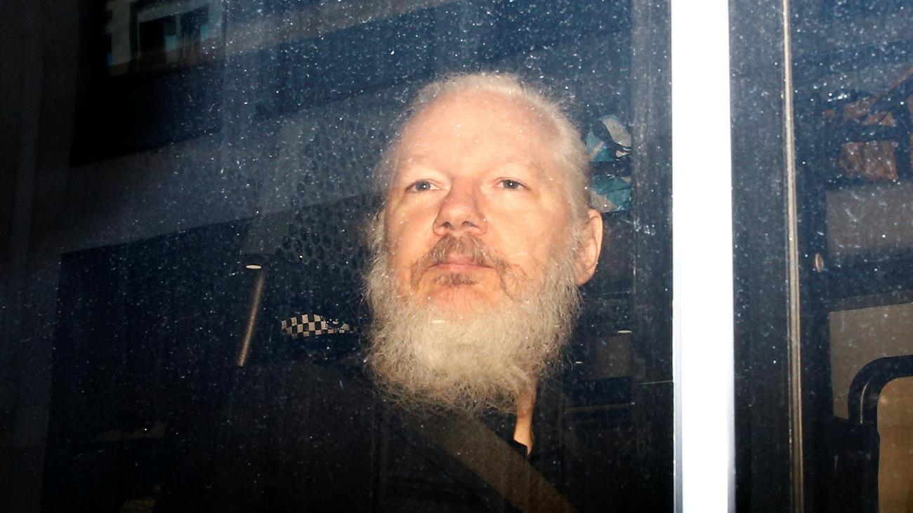 Julian Assange - MhariaElliana