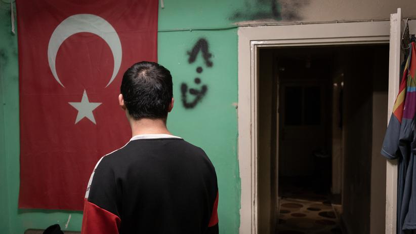 Afghanische Flüchtlinge: Mukhtar Mazari in seinem Zimmer; sein Gesicht will er nicht zeigen.
