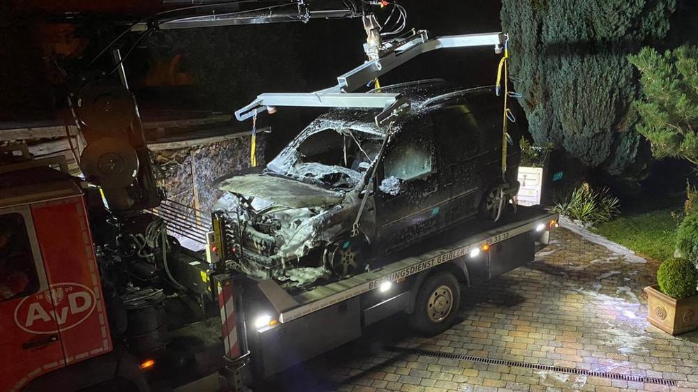 Tino Chrupalla: Das abgebrannte Fahrzeug beim Abtransport auf einem vom Betroffenen ausgehändigten Foto