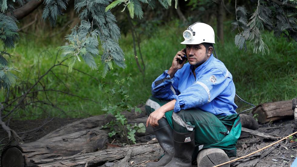 Kolumbien: Ein Mitglied der Rettungskräfte bei einem Einsatz nach einer Explosion in einer Kohlemine im kolumianischen Cucunubá im Jahr 2017.