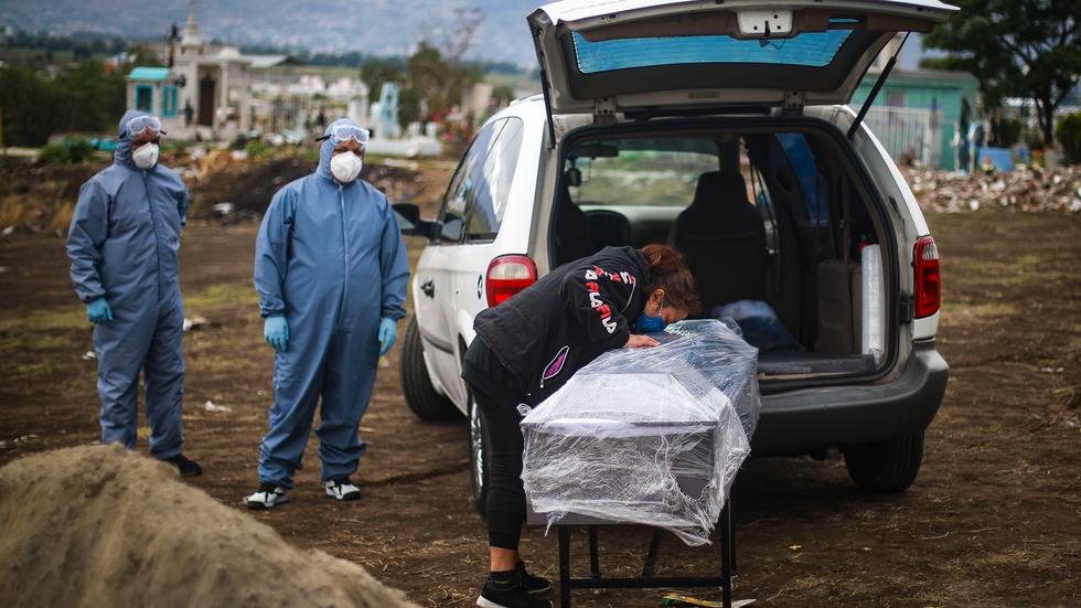 Lateinamerika: In Valle de Chalco in Mexiko verabschiedet sich eine Frau von einem Angehörigen, der infolge einer Covid-19-Erkrankung gestorben ist.