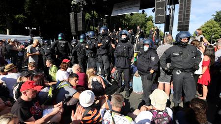 Https Img Zeit De Gesellschaft 2020 08 Corona Demonstration Berlin Verletzte Polizisten Missachtung Mundschutz Abstandsregeln Bild Wide 450x253 Mobile