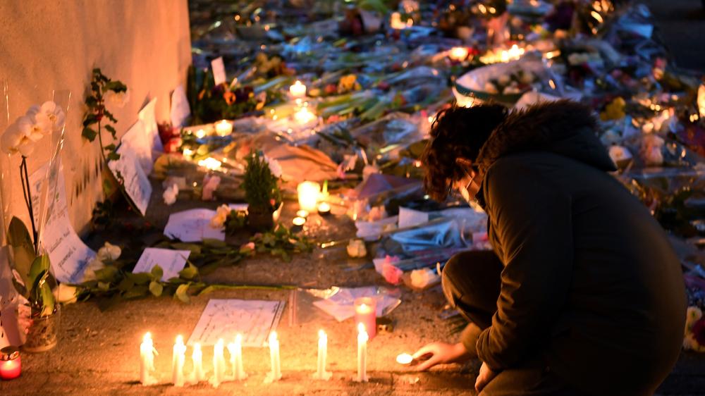 Paris: Trauernde haben vor der Schule Kerzen angezündet: Ein wohl islamistisch motivierter Terrorist tötete einen Lehrer im Pariser Vorort Conflans-Sainte-Honorine.