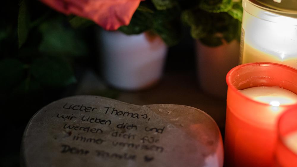 Anschlag in Dresden: Blumen, Kerzen und eine kleine Abschiedsbotschaft am Tatort erinnern an Thomas L., der im Oktober in Dresden bei einem Messerangriff getötet wurde. 