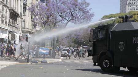 Buenos Aires Ausschreitungen Bei Totenwache Fur Diego Maradona Zeit Online