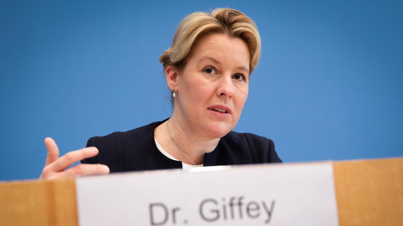 Franziska Giffey: Federal Family Minister Giffey renounces ...