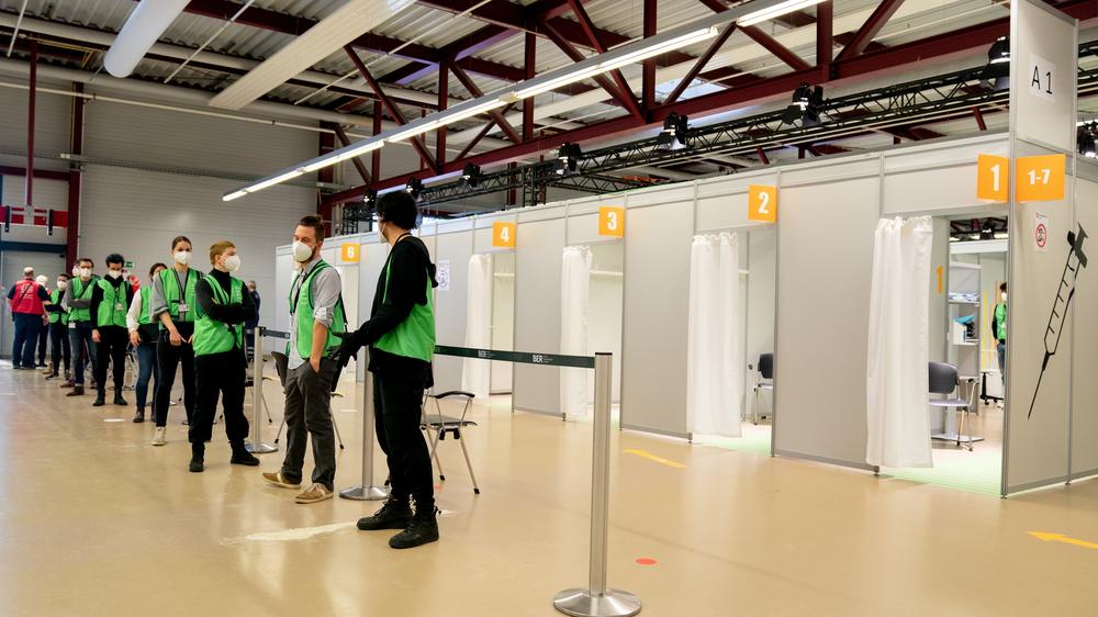 Corona-Impfung: Noch warten die Helfer auf Patienten in einem Impfzentrum in Berlin.