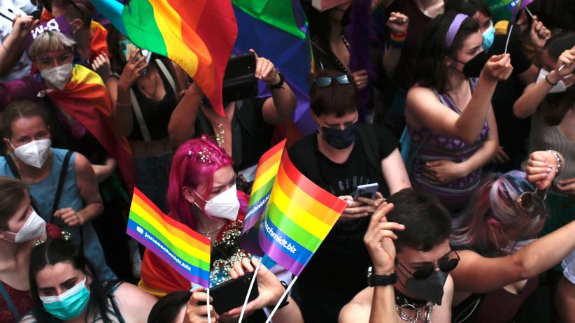 CSD Berlin: Zehntausende Menschen ziehen durch Berliner ...