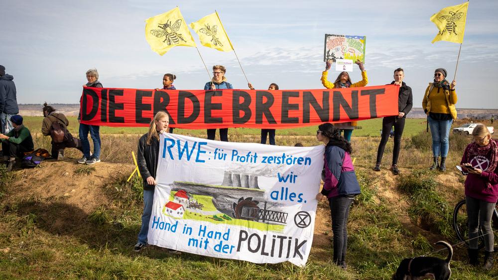 Braunkohleabbau in Lützerath: Demonstranten protestieren an der Tagebaukante Garzweiler 2 bei Lützerath gegen den Braunkohleabbau.