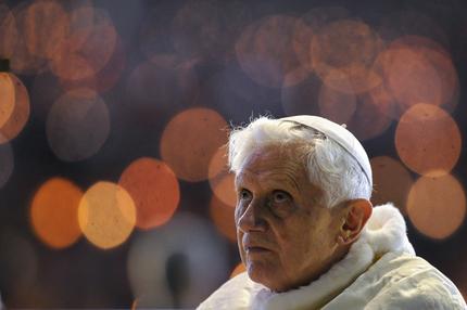 Erzbistum München: TOPSHOT - Pope Benedict XVI leads the Rosary at the Chapel of the Apparitions in Fatima's Sanctuary on May 12, 2010. Up to 500,000 are expected to attend the mass in the sanctuary's esplanade early Thursday, when Benedict will mark the 93rd anniversary of the Virgin Mary's apparitions to three shepherd children. The incident in 1917 led to the founding of the shrine, one of Christianity's most popular. AFP PHOTO / PIERRE-PHILIPPE MARCOU (Photo by Pierre-Philippe MARCOU / AFP) (Photo by PIERRE-PHILIPPE MARCOU/AFP via Getty Images)