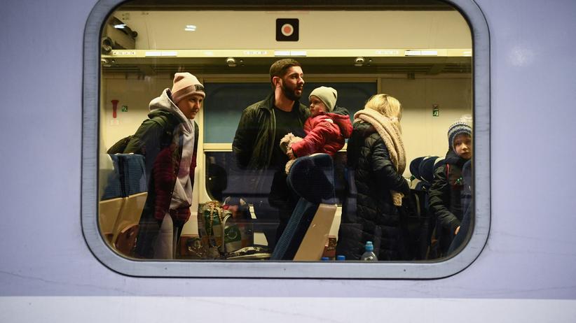 Geflüchtete im Berliner Hauptbahnhof: In zehn Minuten kommt der nächste Zug aus Polen