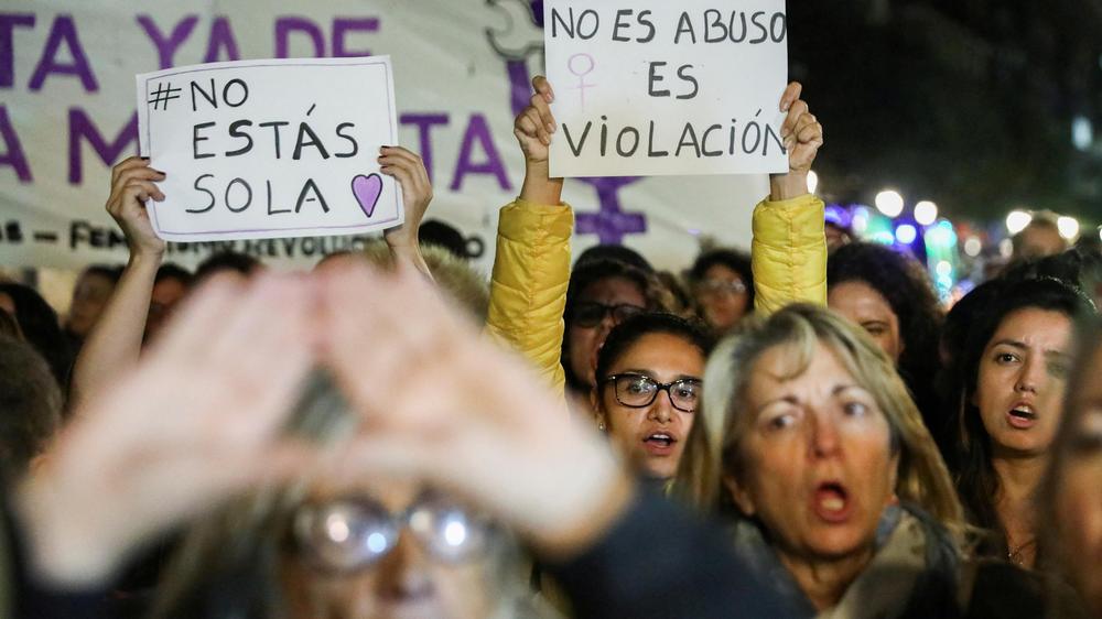Vergewaltigung: Im November 2019 protestieren Demonstrantinnen und Demonstranten in Madrid gegen das milde Urteil eines spanischen Gerichts im Fall einer Gruppenvergewaltigung.
