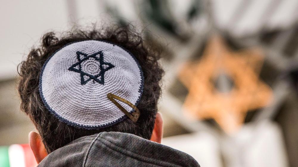 Antisemitismus: Ein Mitglied der jüdischen Gemeinde nimmt im Dezember an einer öffentlichen Zeremonie zu Beginn des Chanukka-Festes in Berlin teil.