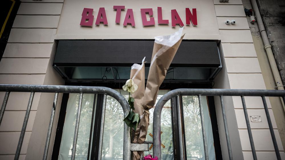 Anschläge in Paris: Blumen im Jahr 2016 vor dem Bataclan-Club in Paris