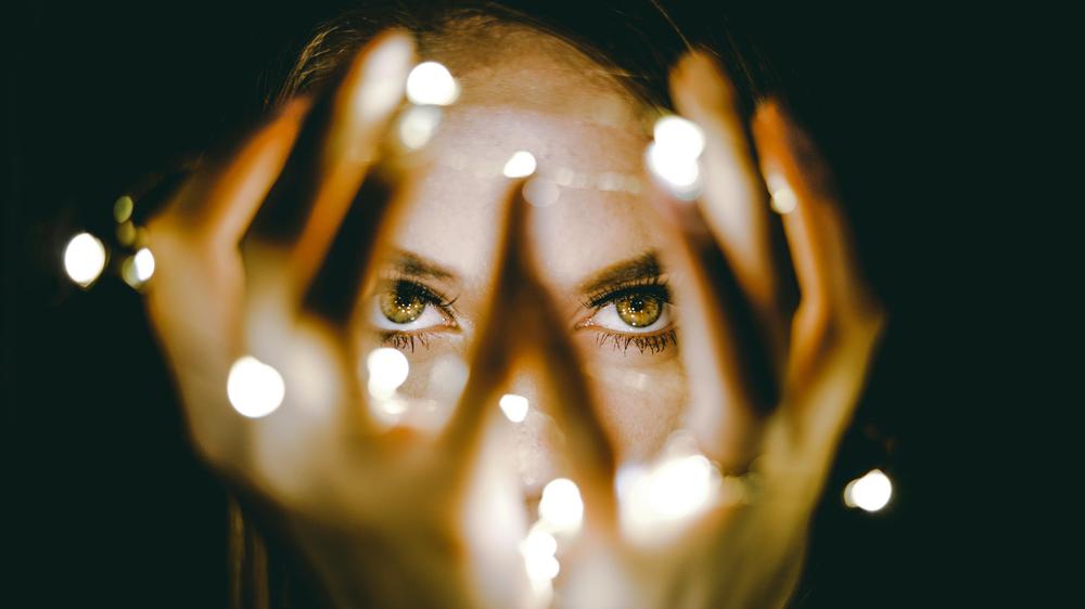 Pseudofeministische Esoterik: Westliche Esoterik ist nicht durchgängig weiblich – aber Frauen machen einen beträchtlichen Anteil der Zielgruppe aus.