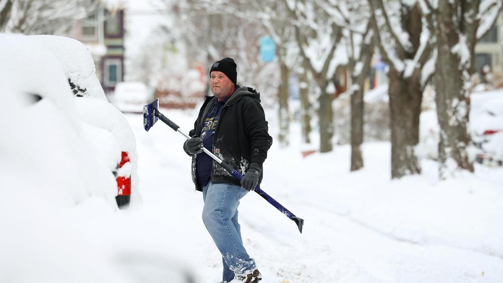 USA: Ohne Schneeschaufeln geht in Buffalo derzeit nichts – und es wird mit noch mehr Schnee gerechnet.