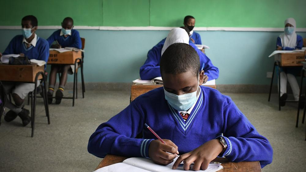 Mutmaßlich als Strafe Lehrkräfte in Kenia lassen Schüler zur  