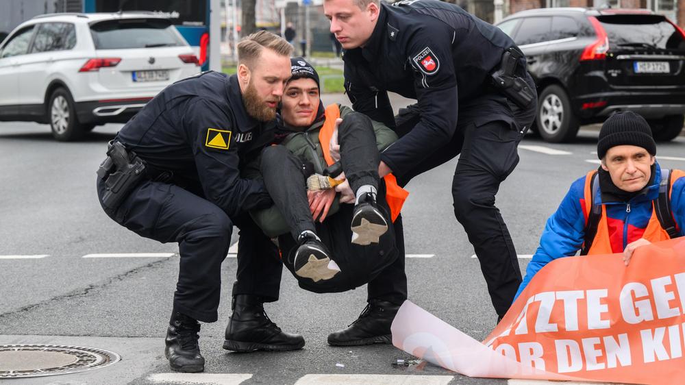 Letzte Generation: Polizisten tragen Aktivisten der Gruppierung Letzte Generation in Hannover von der Straße. Ab sofort demonstriert die Gruppe dort nicht mehr.