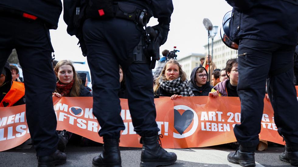 Letzte Generation: Video Löst Debatte über Polizeigewalt Aus | ZEIT ONLINE