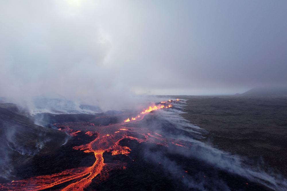 Vulkanausbruch In Island: Sprudelnde, Glutrote Lavamassen | ZEIT ONLINE