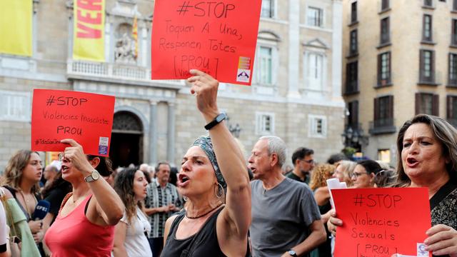 Sexismus: Hunderte protestieren in Barcelona gegen Luis Rubiales 
