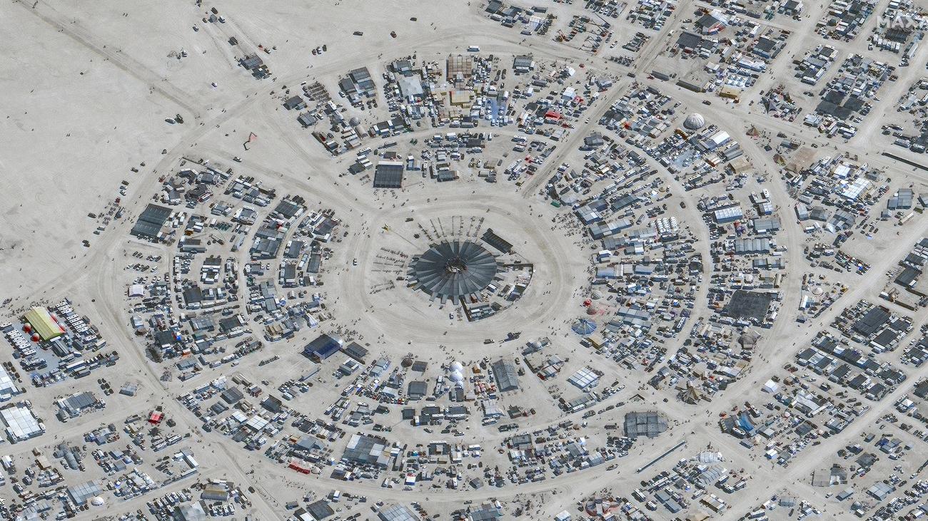 USA Zehntausende Burning Man Besucher Stecken Nach Regen Auf Gel Nde   Wide  1300x731