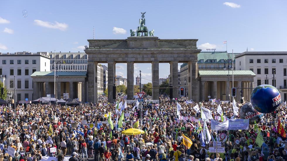 Klimaproteste: Tausende Demonstranten Bei Fridays For Future In Berlin ...