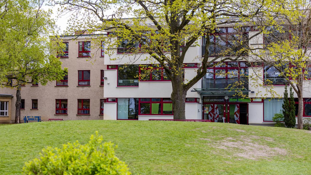 Schule in Burg im Spreewald: Unbekannte stehlen Regenbogenfahne – und  hängen Deutschlandfahne auf