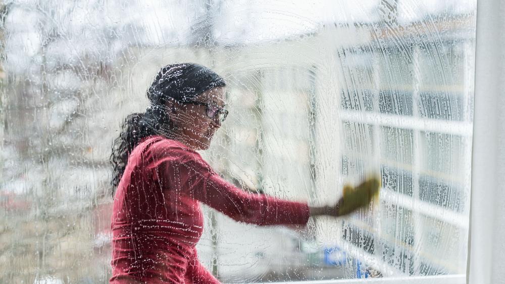 Studie zu Care-Arbeit: Männer engagieren sich deutlich weniger in Haushalt und Familie als Frauen.