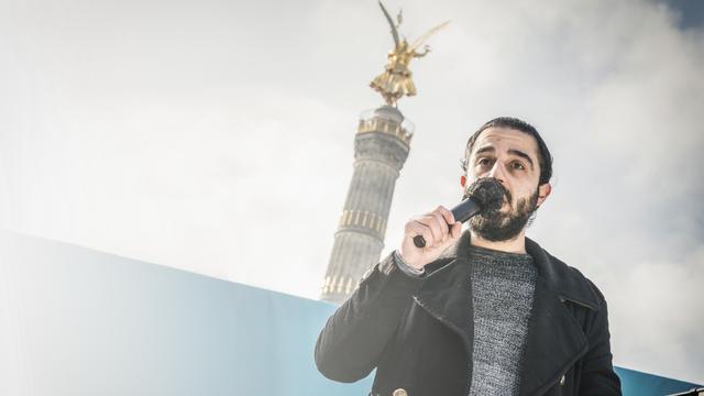 Tareq Alaows über Demos gegen rechts: "Ich hoffe, dass auch Friedrich Merz kommt"