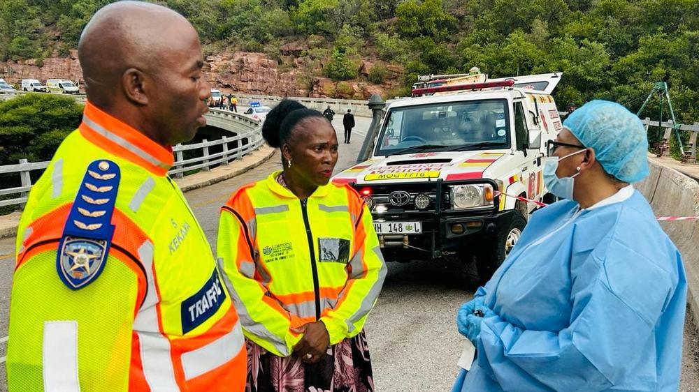 Provinz Limpopo: Die Verkehrsministerin Sindisiwe Chikunga mit Einsatzkräften am Ort der Unfallstelle