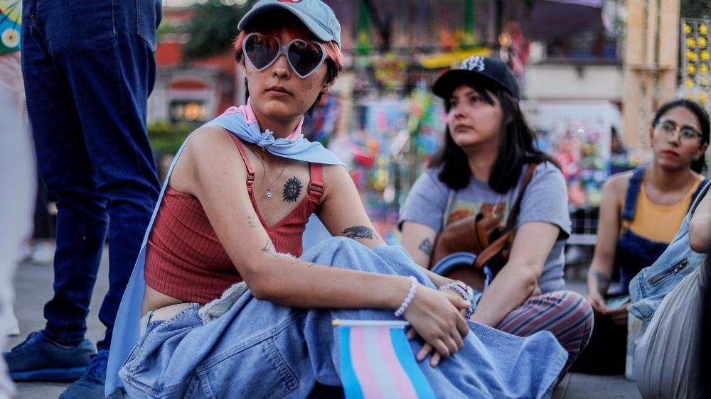 Rechte von queeren Menschen: Demonstrierende bei einem Protest gegen die Diskriminierung von trans Personen im mexikanischen Querétaro im März 2024