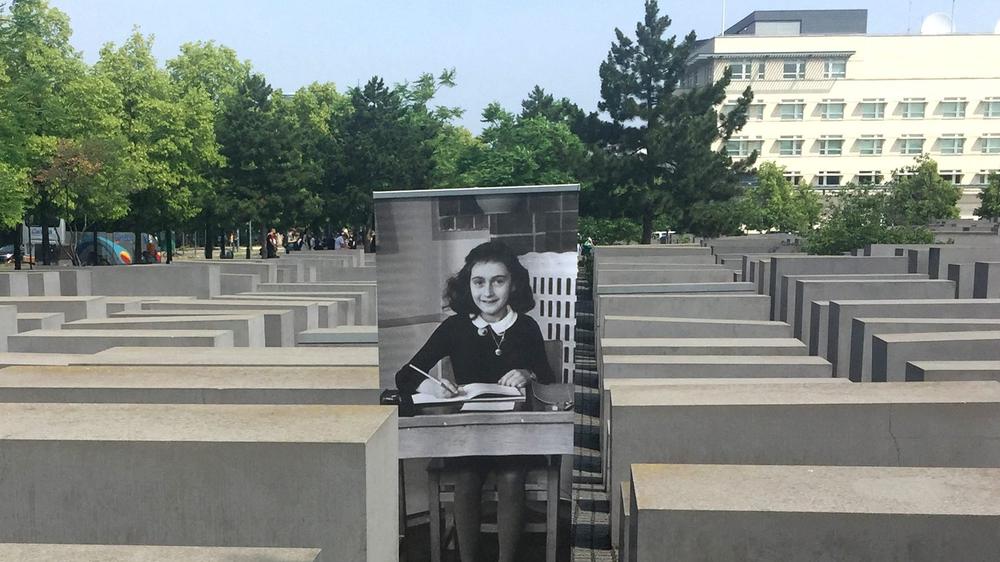Sachsen-Anhalt: Gedenktafel am Denkmal für die ermordeten Juden: Anne Frank und ihre Familie versteckten sich vor den Nazis, wurden jedoch verraten und verhaftet. Das Mädchen starb 1945 im Konzentrationslager Bergen-Belsen.