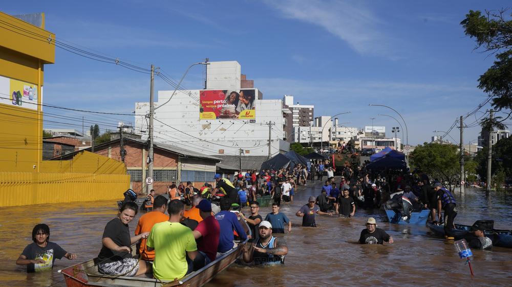 Extremwetter: Mehr als 160.000 Menschen mussten wegen der Wassermassen ihre Häuser verlassen.