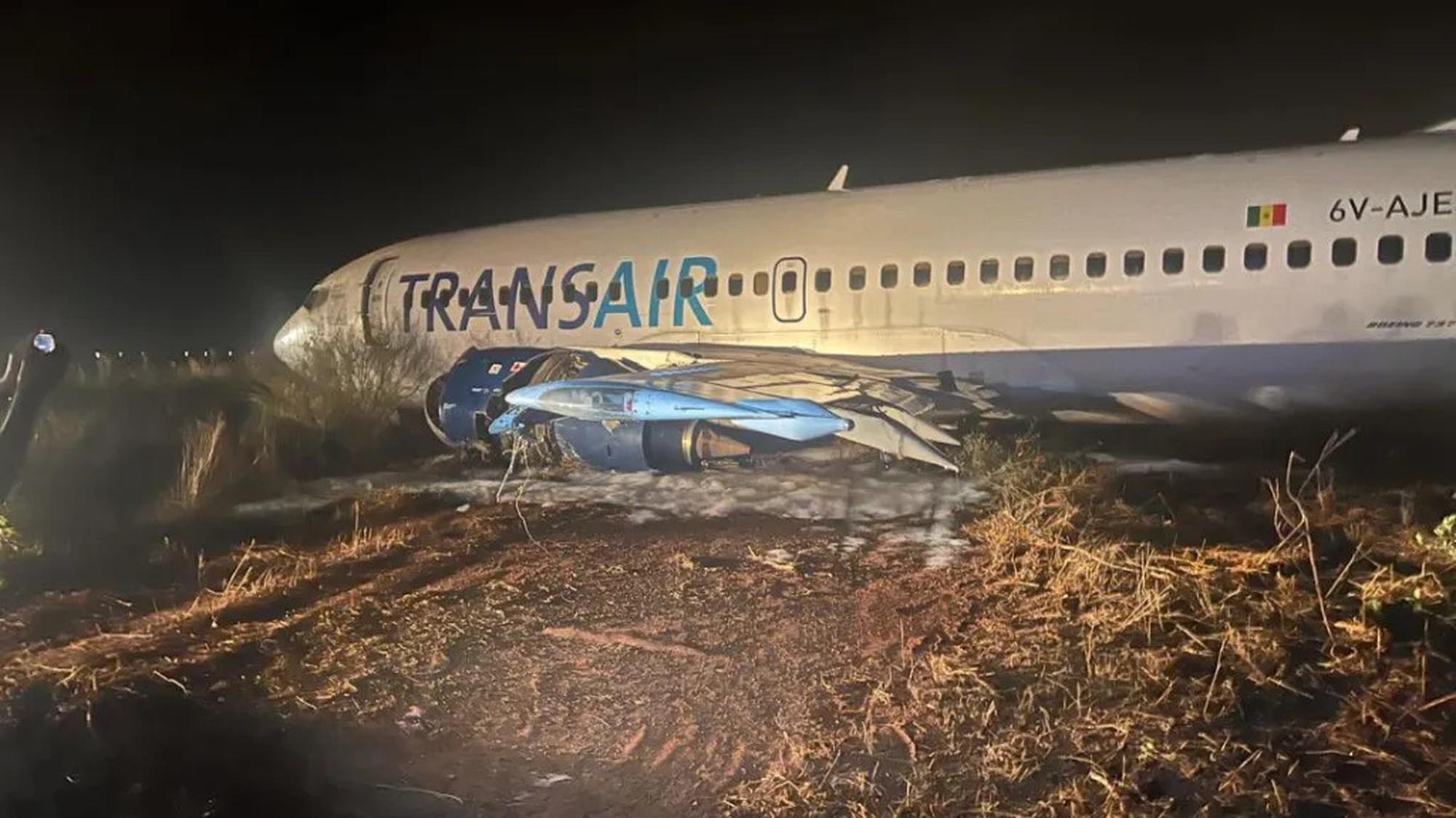 Боинг-737 во время разбега сошел со взлетной полосы. После экстренного торможения в поле самолет сильно поврежден. Ранено 10 человек, четверо - тяжело. Wide__1000x562__desktop__scale_2