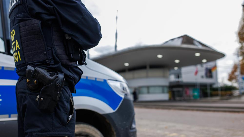 Kriminalität: Ein Bundespolizist am Grenzübergang zur Schweiz in Weil am Rhein-Friedlingen