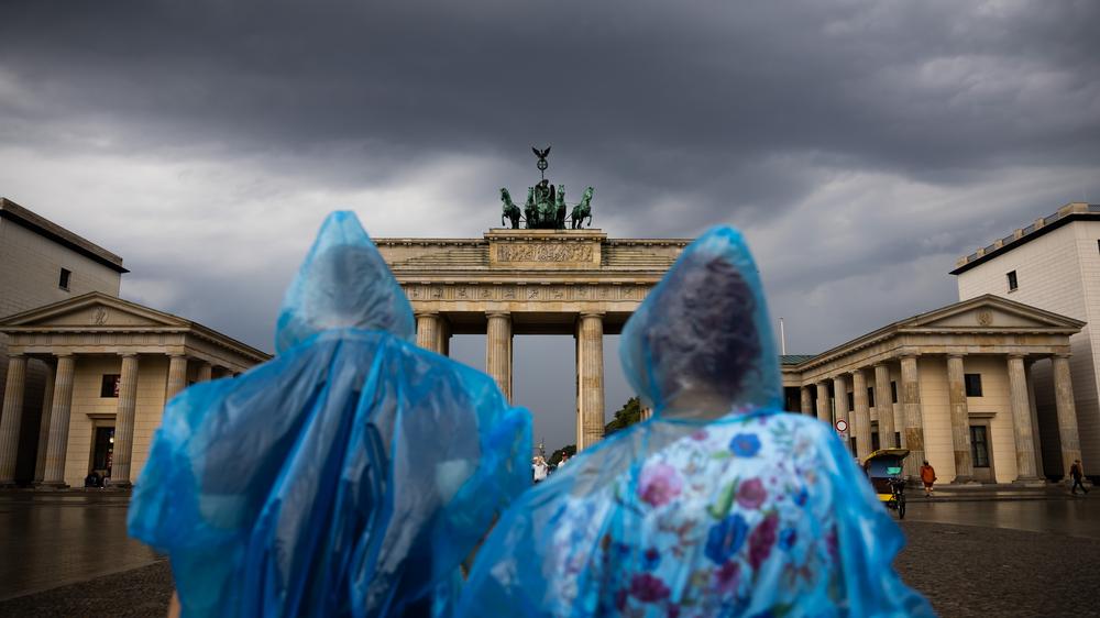 Extremwetter: Zum Besuch der Fanmeile vor dem Brandenburger Tor sollte man sich wetterfest anziehen. 