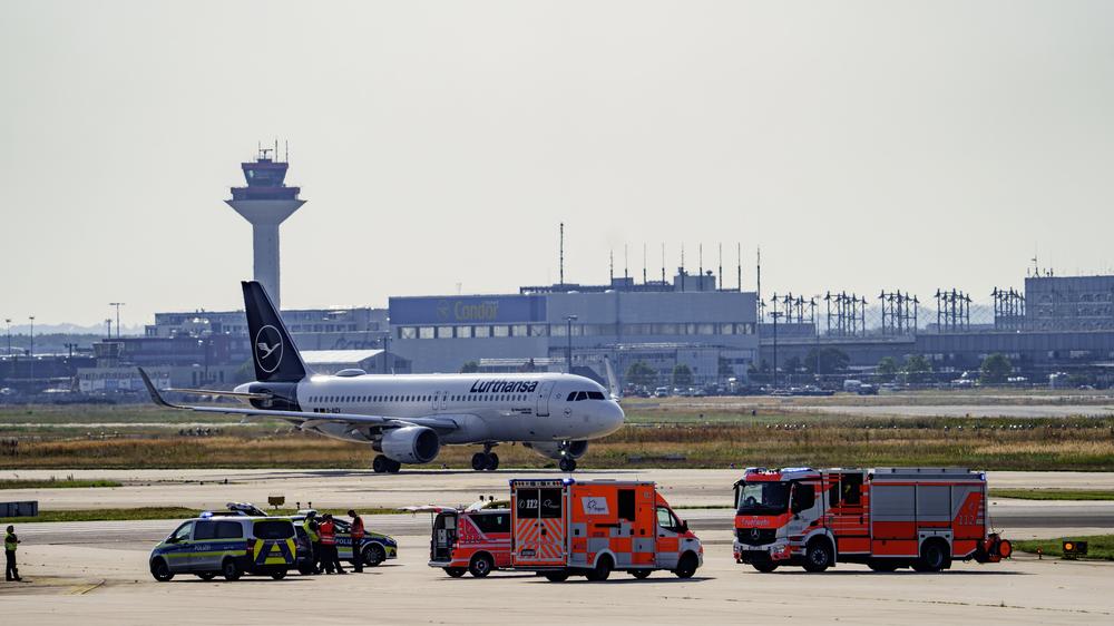 Blockade des Frankfurter Flughafens: Einsatzkräfte von Polizei und Feuerwehr am Frankfurter Flughafen. Aktivisten der „Last Generation“ hatten sich auf das Rollfeld geklebt. 
