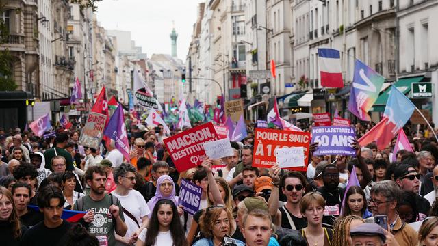 Regierungsbildung Frankreich: Tausende protestieren in Paris gegen neue konservative Regierung